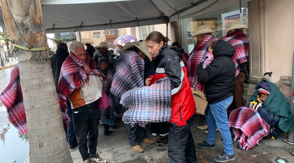 Brindan apoyo a 45 adultos mayores en situación vulnerable
