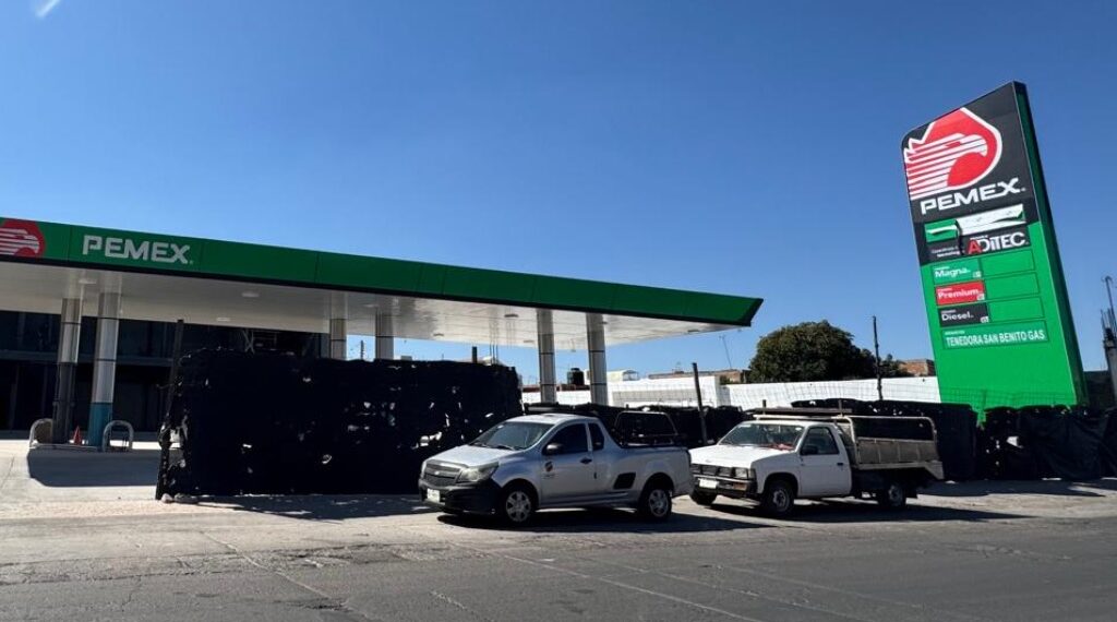 Lonas de Profeco sorprenden a gasolineros