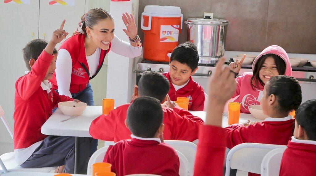 Gracias por cumplir; familias y maestros reconocen apoyo de Marisol y Esteban con comedores escolares