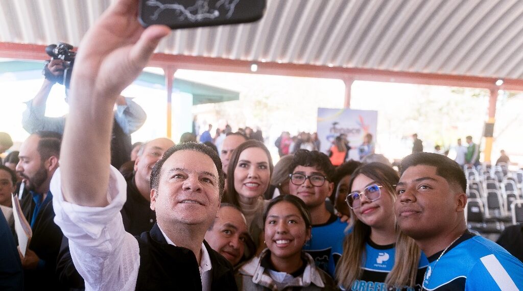 xPadres de familia del COBAED Plantel 35 de Gómez Palacio agradecen a Esteban por la app CURA