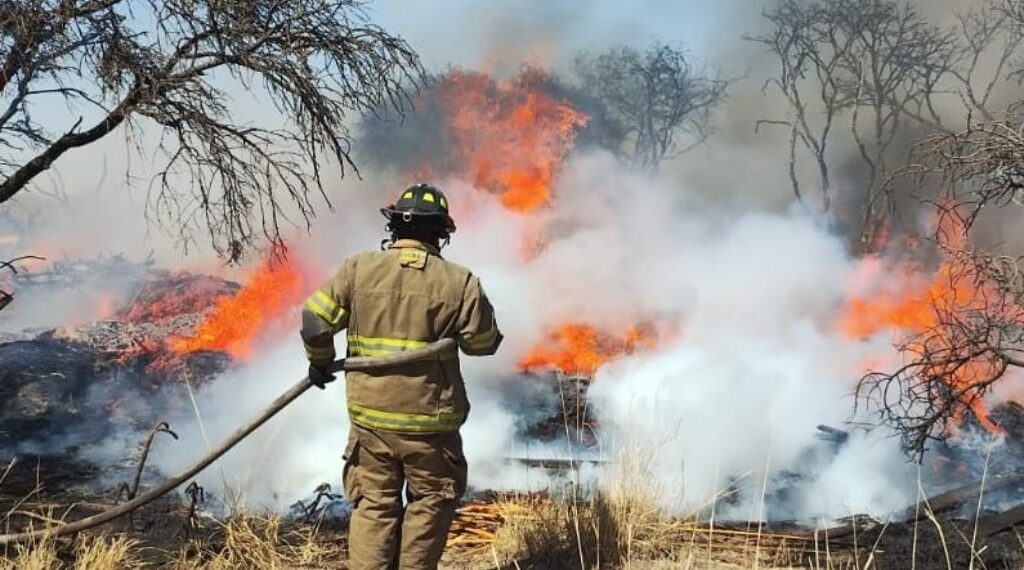 Bomberos de Durango combaten incendio en Nombre de Dios