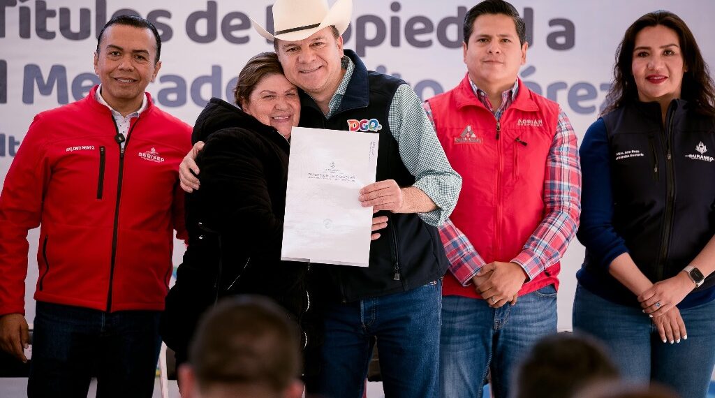 Esteban entrega títulos de propiedad y brinda certeza jurídica a comerciantes de Pueblo Nuevo tras más de 70 años de lucha