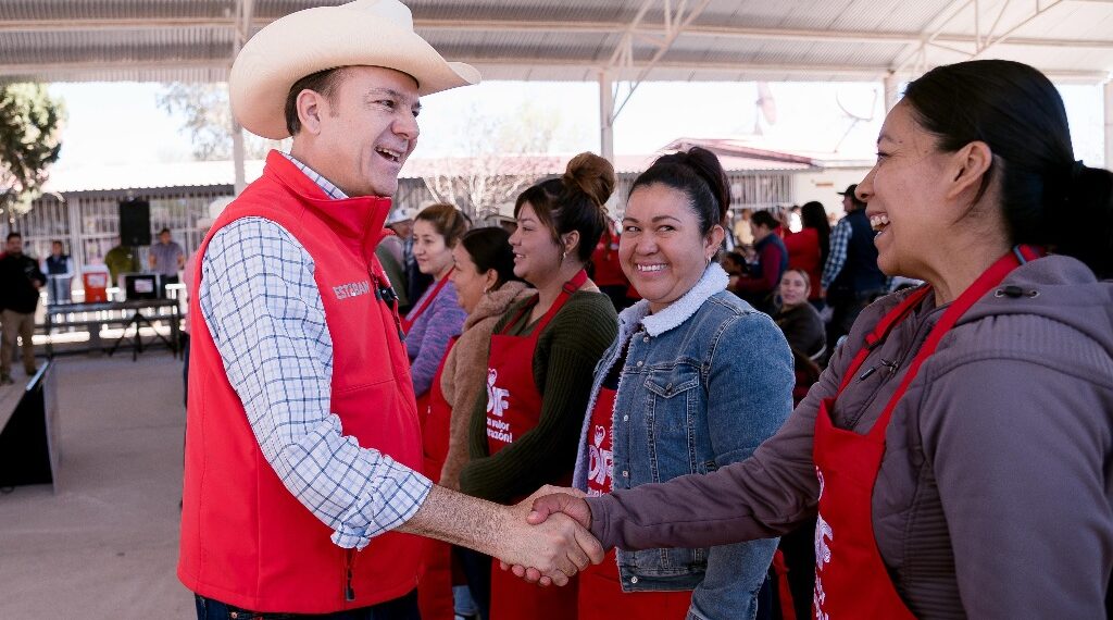 Padres de familia agradecen a Esteban y Marisol por los comedores escolares que fortalecen la alimentación y el bienestar de los estudiantes
