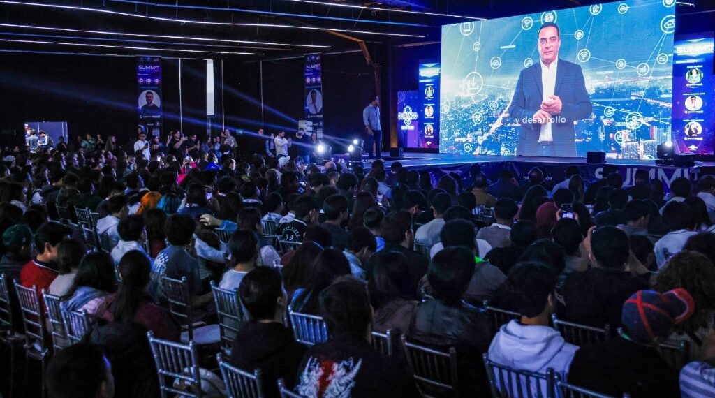 Avatar hiperrealista de Toño Ochoa inaugura evento de tecnología más importante de Durango