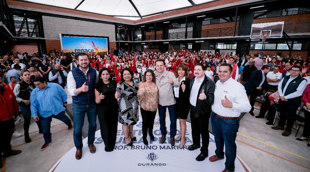 Entregan Esteban y Lety escuela renovada y equipada en La Laguna: apuesta por el desarrollo académico, cultural y deportivo