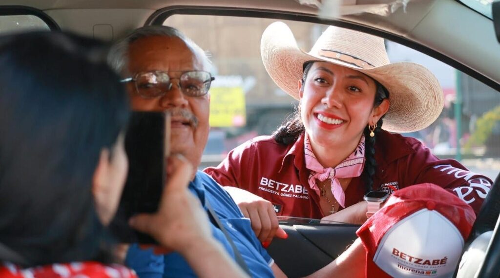 Orgullosa, en un solo día Betzabé Martínez compartió personalmente la esperanza de cambio con MORENA a casi un millar de gomezpalatinos