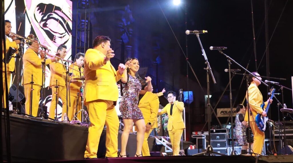 Vibra la plaza Durango al ritmo de los Ángeles Azules en el inicio del Festival Ricardo Castro
