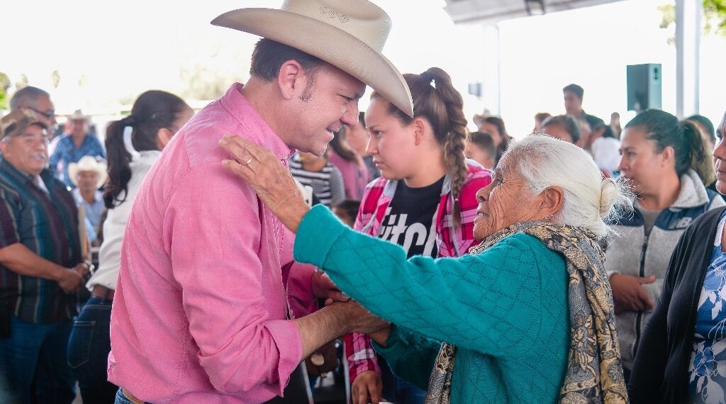 Mujeres mayores acceden a la alfabetización desde espacios educativos comunitarios