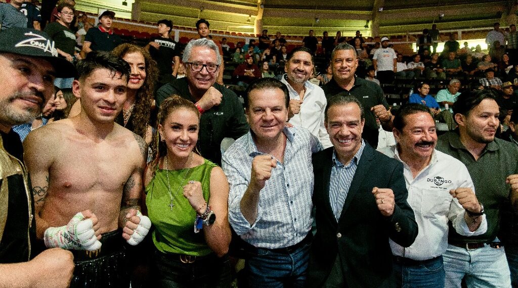 Con K.O., garra y corazón, “Piolín” Martínez gana su primera pelea de box profesional en el Palenque de Durango