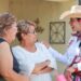Sigue Betzabé tocando puertas en ejidos de Gómez y captando sus necesidades