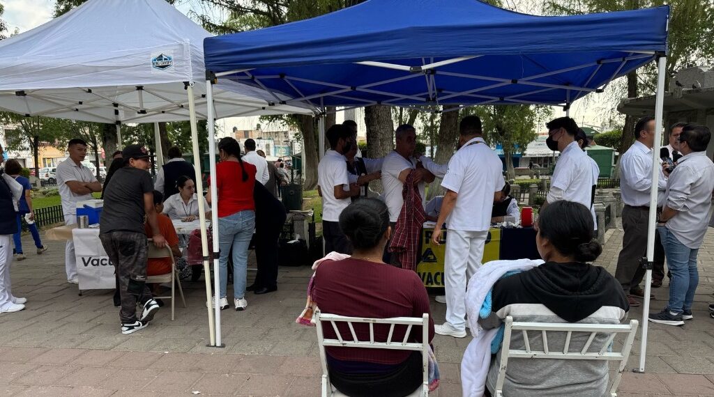 Buscarán vacunar a 11 mil duranguenses en una semana; instalan módulos en sitios públicos