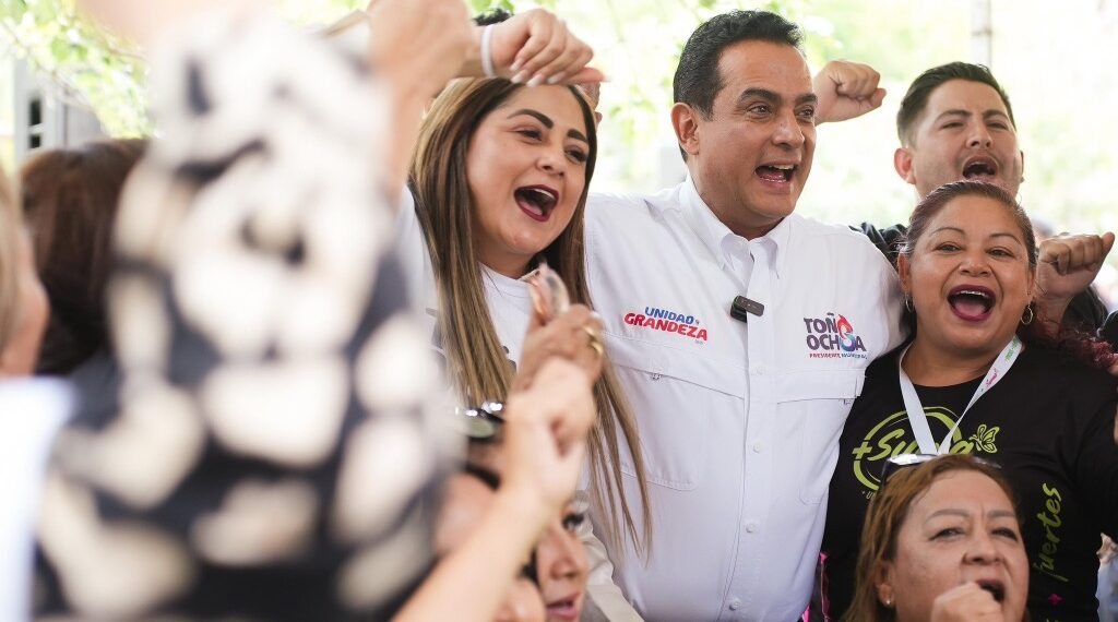 Respaldan mujeres a Toño Ochoa