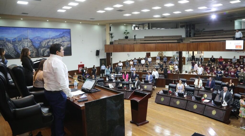 Eleva Congreso a rango constitucional derecho de estudiantes a recibir uniformes y paquetes de útiles escolares