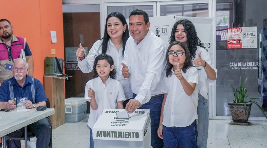 Emite Raúl Meraz su voto, junto con su familia