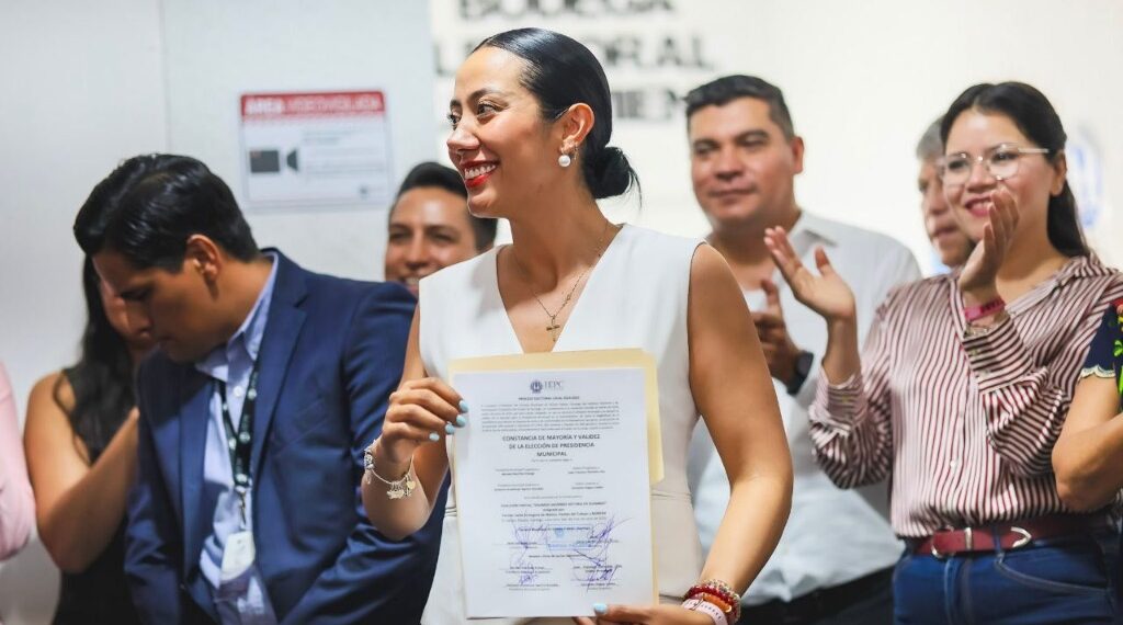 «¡Gracias a Gómez Palacio por salir a votar con libertad y esperanza!» , declara Betzabé al recibir la constancia de mayoría de votos