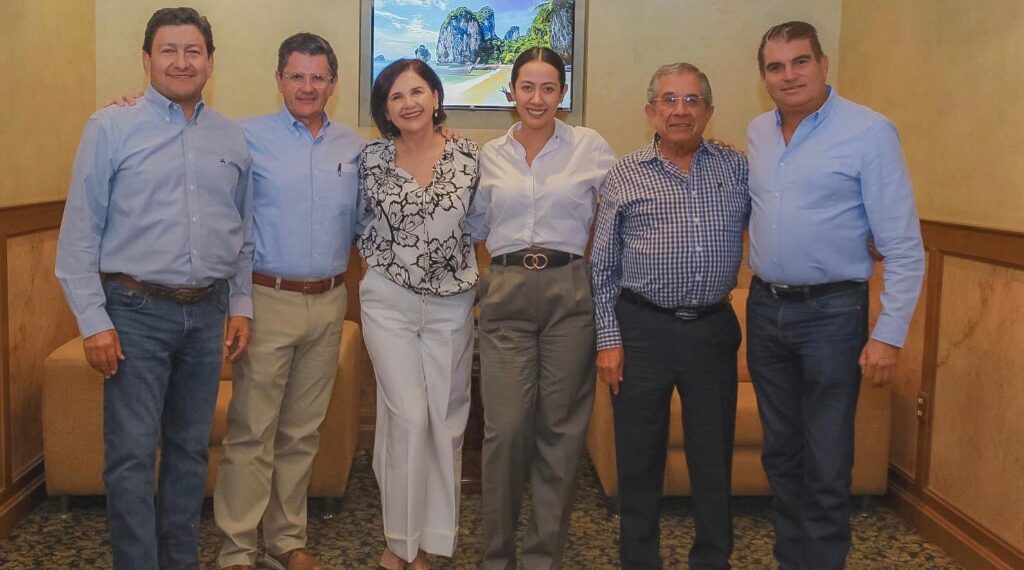 Tras reunirse con ex alcaldes, Betzabé Martínez destaca la importancia de la unidad y la experiencia para la transformación de Gómez Palacio