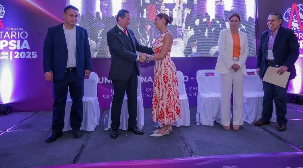 Especialistas reconocen a Durango como referente nacional en salud gracias al impulso de Esteban y Marisol