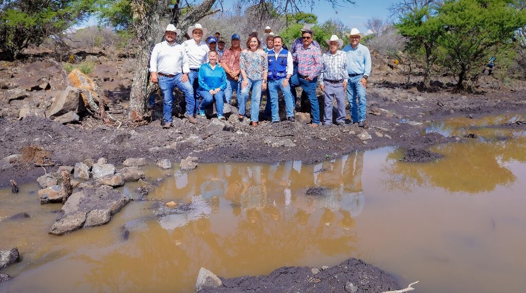 Cosechan agua y bienestar en Ceballos con bordo de abrevadero
