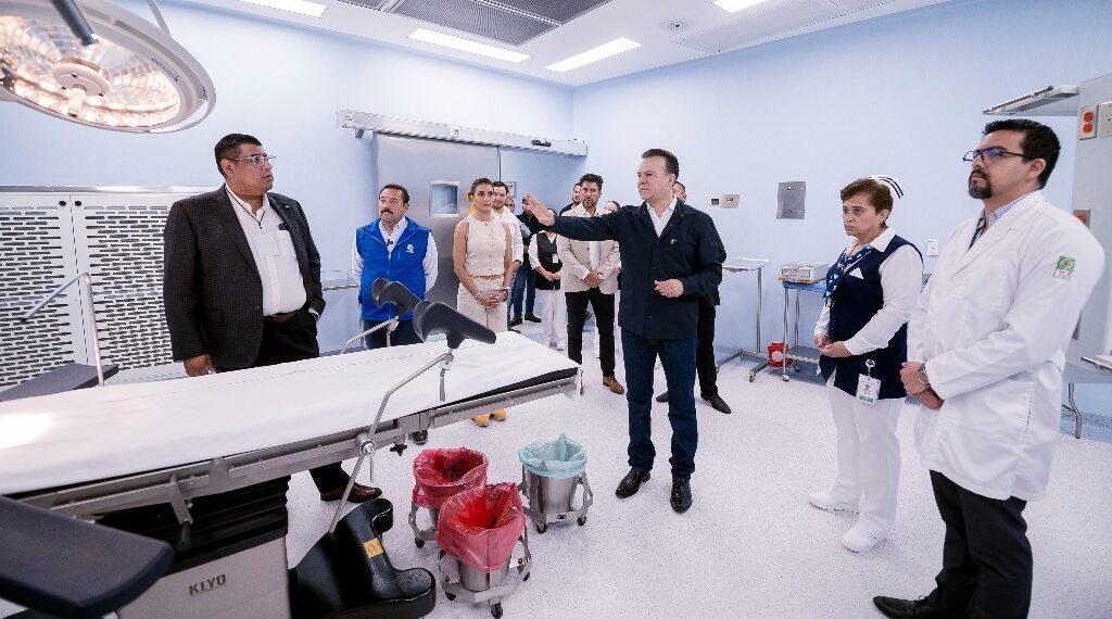 Esteban cumple y moderniza quirófanos del Hospital 450 para mejorar la atención en salud de los duranguenses