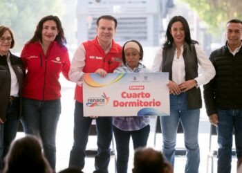 Esteban Villegas y Betzabé Martínez entregan 40 cuartos dormitorios y 60 títulos de propiedad a familias de Gómez Palacio