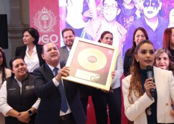 Entrega Marisol Rosso Disco de Oro al Congreso por ser el más “retro” en Marea Rosa