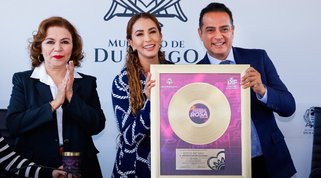 Participación de trabajadores municipales fue clave en el Mes Rosa; Marisol Rosso entrega “Disco de oro” a Toño Ochoa