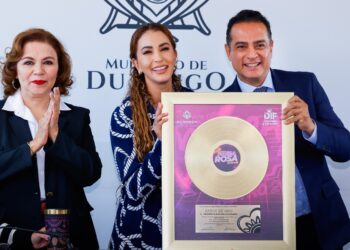 Participación de trabajadores municipales fue clave en el Mes Rosa; Marisol Rosso entrega “Disco de oro” a Toño Ochoa