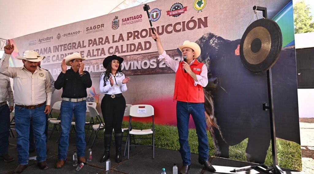 Entregan 162 sementales a ganaderos de seis municipios; Esteban Villegas y Gobierno Federal fortalecen la ganadería duranguense en Santiago Papasquiaro