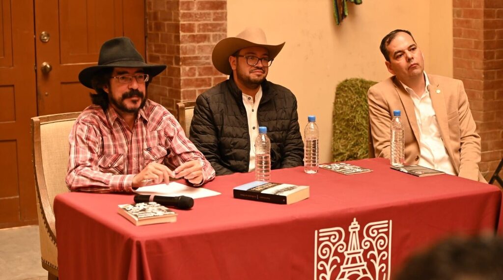 Pedro Salmerón reconoce a Betzabé Martínez por impulsar el orgullo de los gomezpalatinos