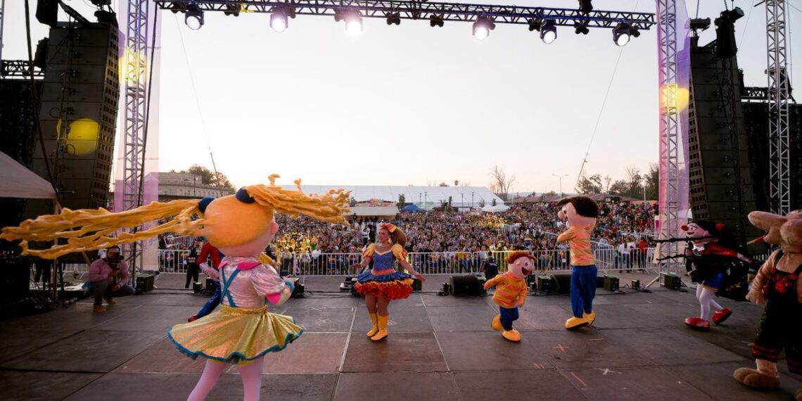 Niñas y niños disfrutaron del show de Bely y Beto en la Kermesse de la Familia 2025