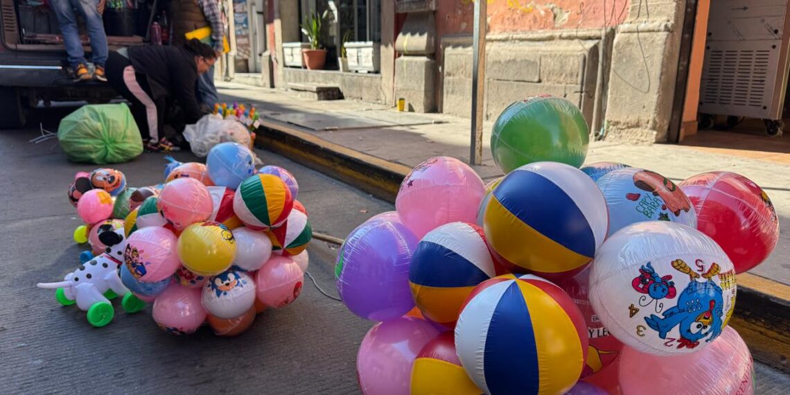 Vendedores de globos y autoridades municipales acuerdan mesas de negociación para permisos