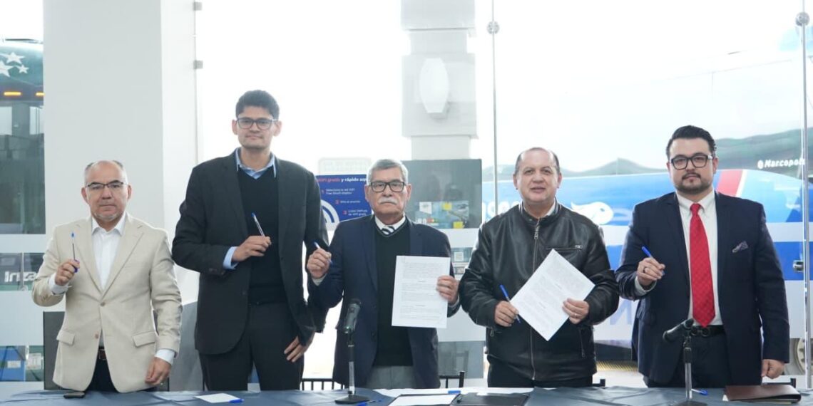 Firma Ernesto Alanís convenio con Grupo Estrella Blanca