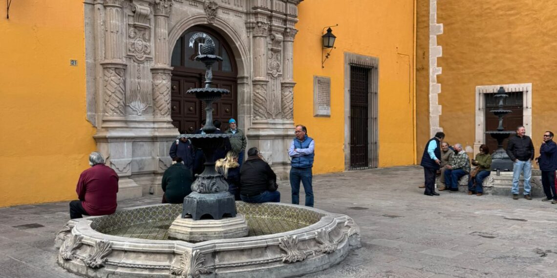 Jubilados toman Edificio Central de la UJED en demanda de pago de aguinaldo