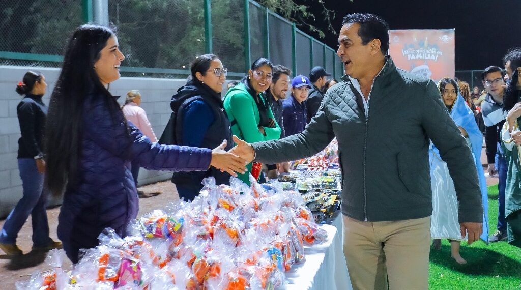 Toño Ochoa enciende la alegría en el Parque Lineal: Macroposada celebra una Navidad de Guau en familia