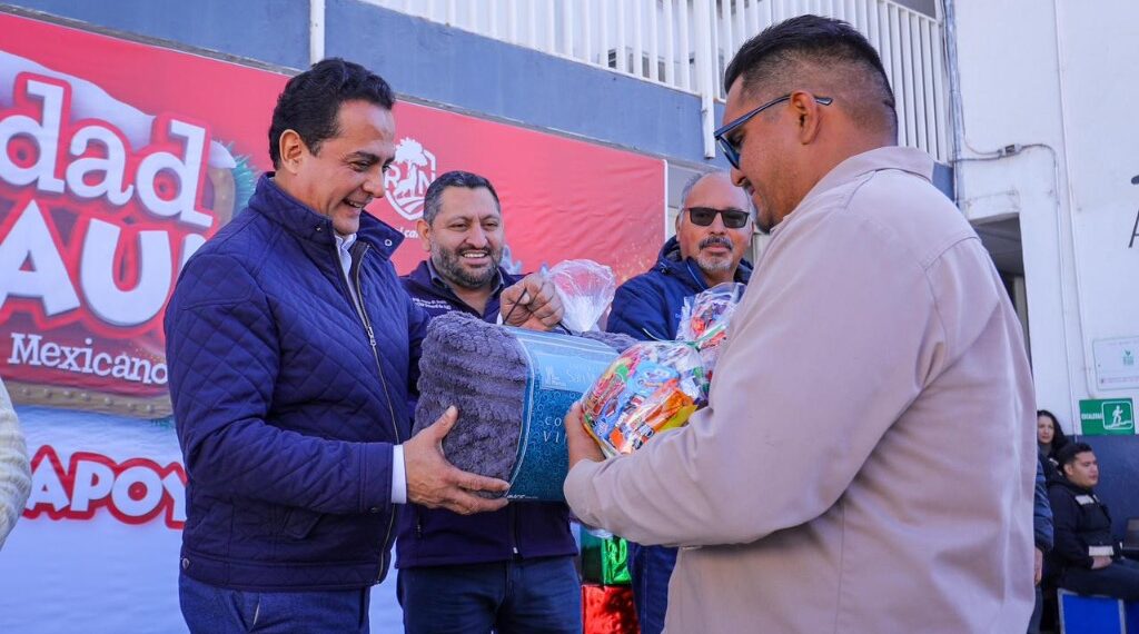 Toño Ochoa reconoce el esfuerzo y corazón del personal de AMD; entrega canastas navideñas