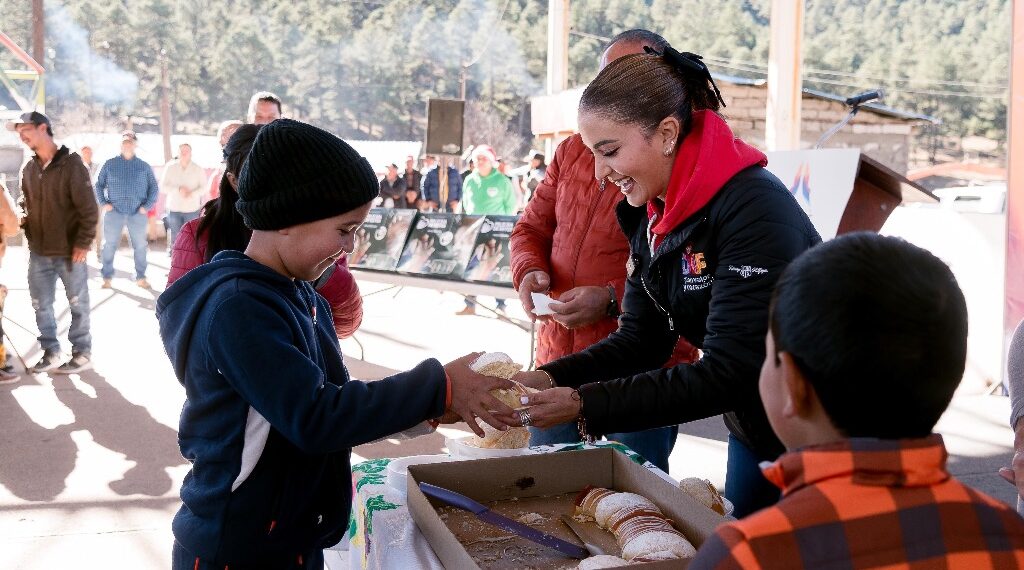 Lleva Marisol Rosso la Ruta de las Sonrisas a La Rosilla para apoyar a familias de la zona más fría del país
