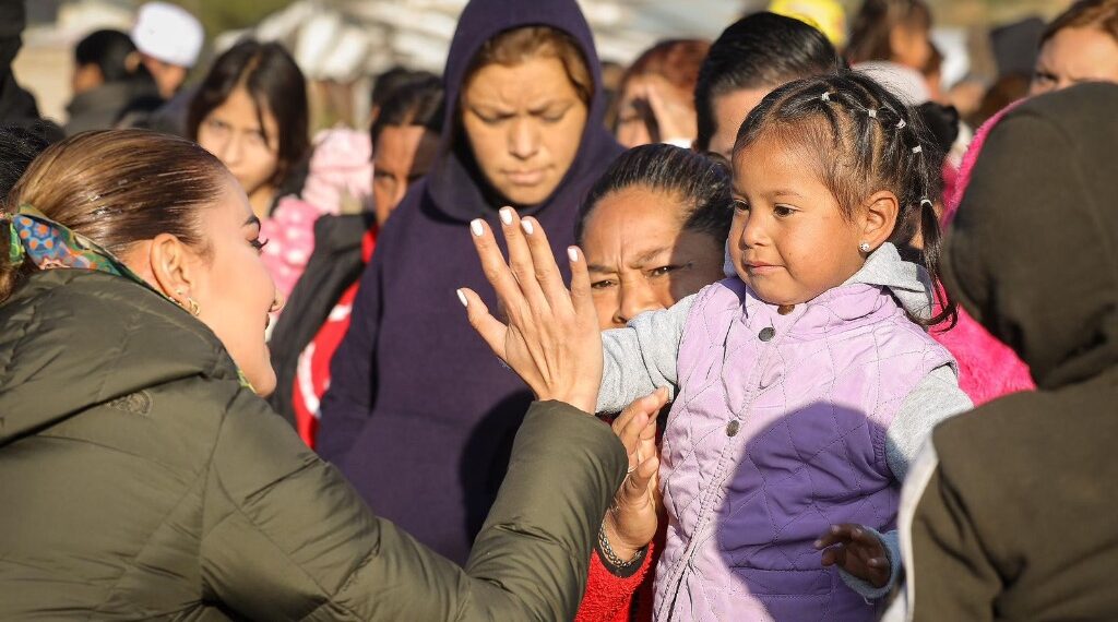 Ante el intenso frío que prevalece en Durango, entrega Marisol Rosso apoyos invernales a familias del Cerro de las Escobas