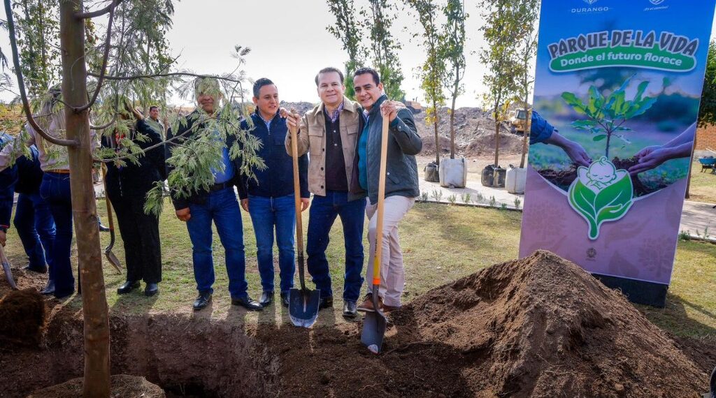 Durango tendrá un nuevo pulmón al oriente de la ciudad: Esteban y Toño plantan el primer árbol del Parque de la Vida