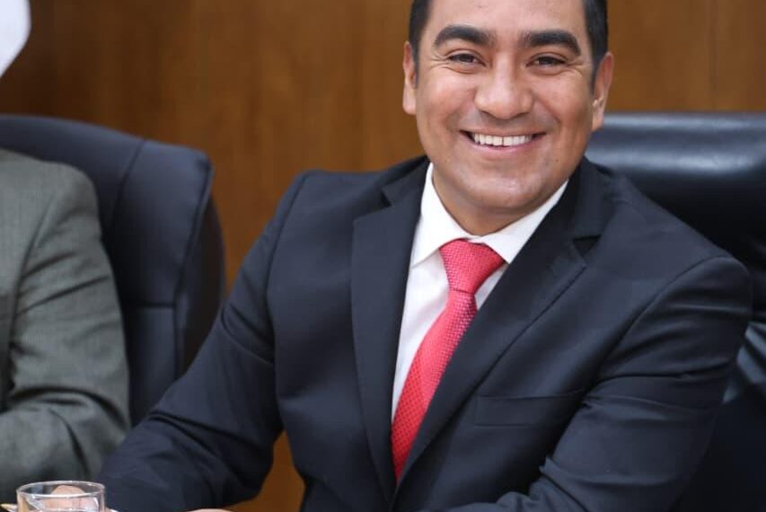 Impulsa Noel Fernández titulación de egresados de educación superior