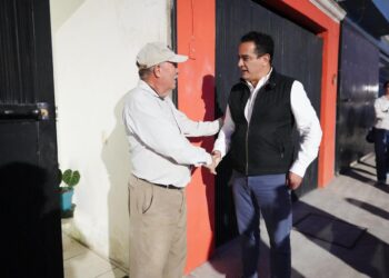 Toño Ochoa escucha a vecinos de Jardines de Cancún y resuelve en caliente