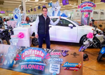 Toño Ochoa premia a contribuyentes cumplidos que se la “rifan” con Durango