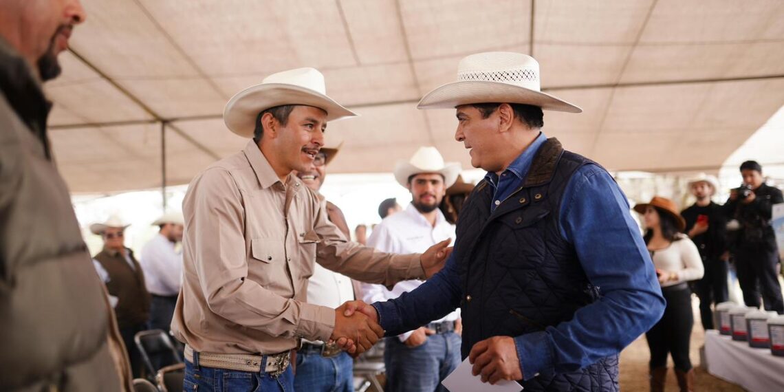 Un ganado sano es más productivo; Esteban y Toño entregan apoyos directos al campo en Otinapa