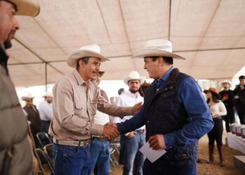 Un ganado sano es más productivo; Esteban y Toño entregan apoyos directos al campo en Otinapa