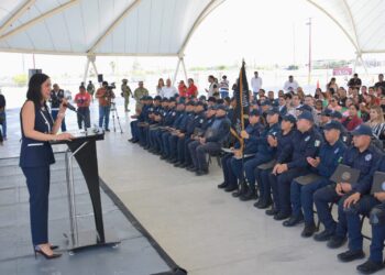 Anuncia Betzabé Martínez aumento salarial y nuevos beneficios para policías de Gómez Palacio