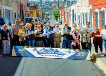 Cumple Toño Ochoa y deja la calle Juan E. García ¡Al millón en Pavimentación!