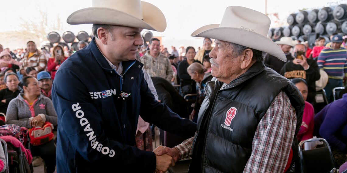 Familias de Mapimí reconocen al gobernador Esteban Villegas por apoyos que mejoran el acceso al agua y la seguridad