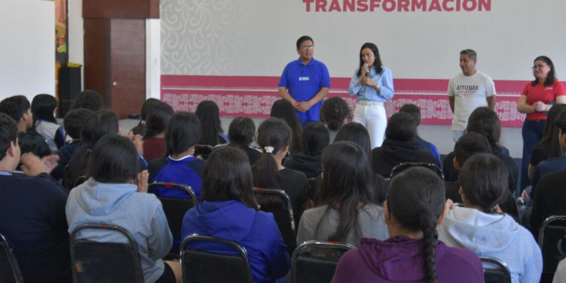 Betzabé Martínez recibe a estudiantes duranguenses y los motiva a perseguir sus sueños