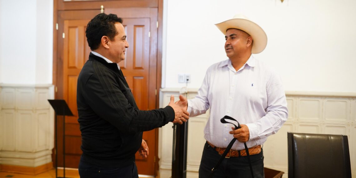 Toño le resuelve al medio rural con cercanía, en caliente y de frente.