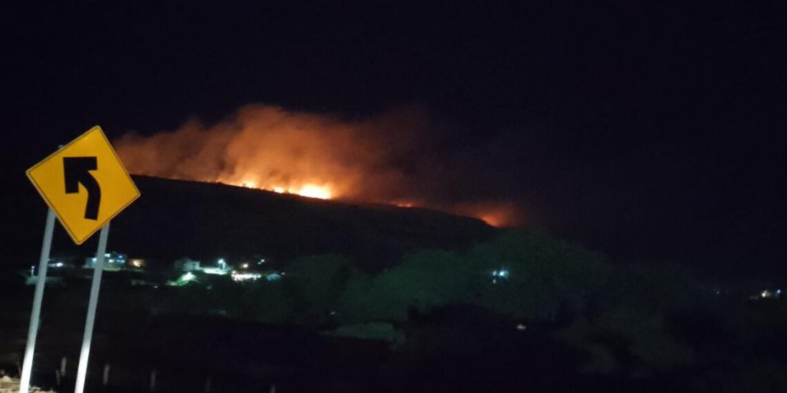 Sofocan incendio en zona rural de la capital que amenazaba a 30 viviendas