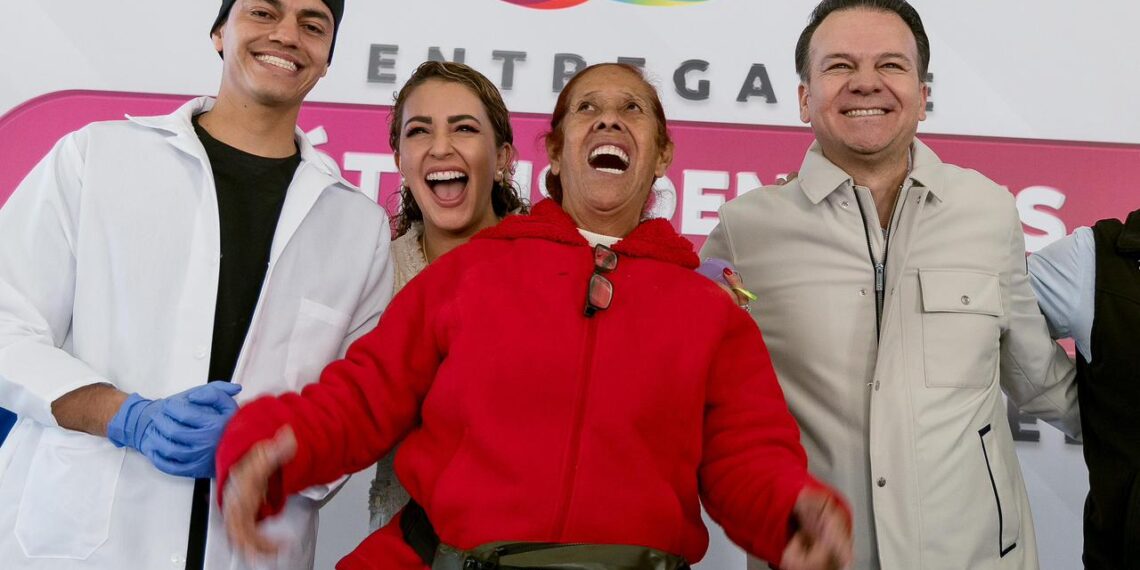 Con placas dentales gratuitas, Marisol y Esteban devuelven la sonrisa y mejoran la calidad de vida de adultos mayores